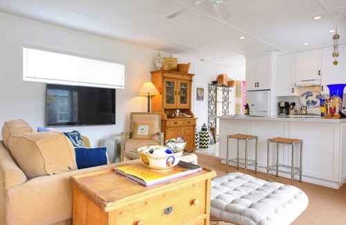 Country Club Apartamento | Charming Seashell Cottage Overlooking Garden