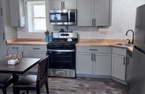 Manville Cabaña | Charming single family Cottage w fenced in yard, pet friendly, fenced yard