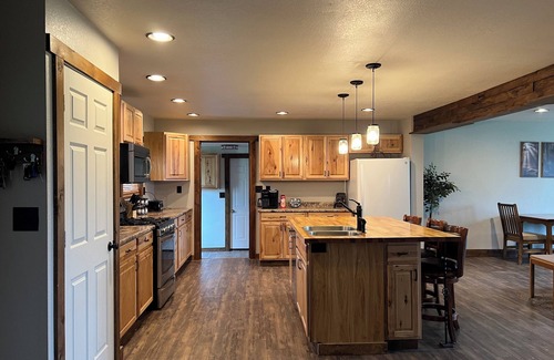 Caputa Casa | Charming Small-Town Getaway in New Underwood