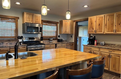 Caputa Casa | Charming Small-Town Getaway in New Underwood