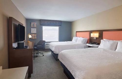 Smithfield Hotel | Charming Smithfield Stay: Complimentary Breakfast & Pool Access