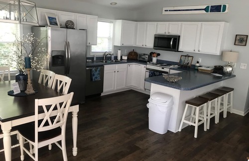 Emerald Isle Cabaña | Charming Soundside Home including Golf Cart, Kayaks, Bikes & Linens-Emerald Isle