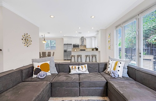 Lake Ridge Villa | Charming Spacious Pool Home in Fort Lauderdale
