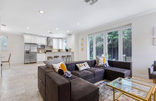 Lake Ridge Villa | Charming Spacious Pool Home in Fort Lauderdale