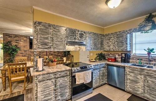 Waycross Casa | Charming/ spacious 2536 Tebeau St Getaway; 1.2 miles down town