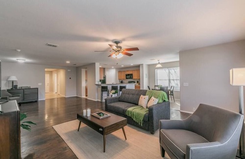 Keller Casa | Charming Spacious 3BR Retreat ~ Community Pool!