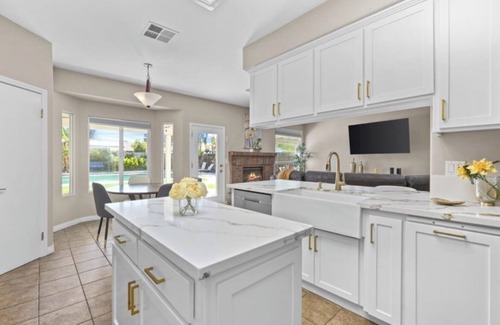 Greenacres Casa | Charming spacious 4 Bed house with WiFi and AC large backyard and pool.