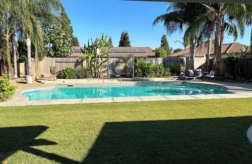 Greenacres Casa | Charming spacious 4 Bed house with WiFi and AC large backyard and pool.