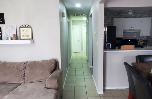 Brownsville Casa | Charming & Spacious 4-bedroom homr with AC, WiFi, Lots of Parking in Brownsville