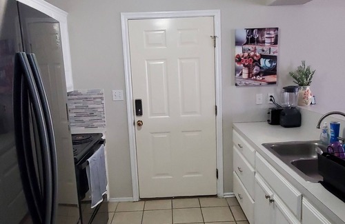 Brownsville Casa | Charming & Spacious 4-bedroom homr with AC, WiFi, Lots of Parking in Brownsville