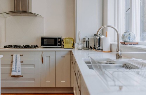 St Davids Casa | Charming St Davids Cottage with Cathedral Views