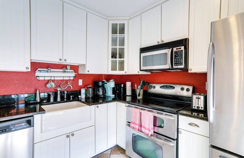 Historic Old Northeast Cabaña | Charming St Petersburg Bungalow 2 Mi to Downtown!