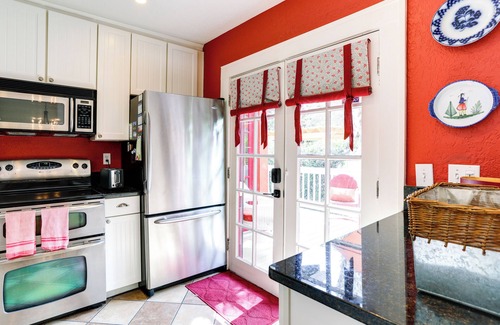 Historic Old Northeast Cabaña | Charming St Petersburg Bungalow 2 Mi to Downtown!