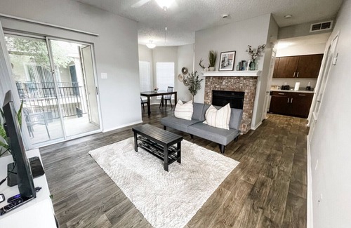 South Side Apartamento | Charming Stay w/ Pool and Dedicated Workspace