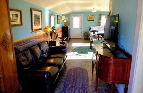 Midpines Cabina | Charming stone clad cabin with views off Highway 140 towards Yosemite