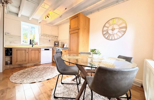 Dolgellau Cabaña | Charming Stone Cottage Getaway Fireplace A short stroll from centre of Dolgellau