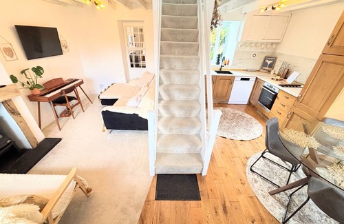 Dolgellau Cabaña | Charming Stone Cottage Getaway Fireplace A short stroll from centre of Dolgellau