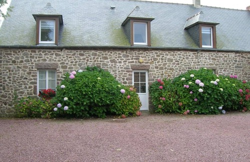 Auderville Cabaña | Casa de piedra cómoda con terraza en La Hague, cerca del puerto de Goury, ideal para familias.