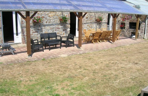 Auderville Cabaña | Casa de piedra cómoda con terraza en La Hague, cerca del puerto de Goury, ideal para familias.