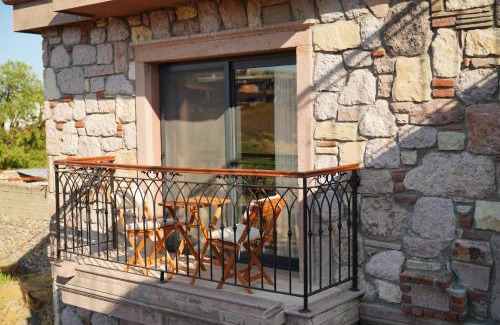 Ayvalik Cama Y Desayuno | Charming Stone Studio with Balcony & Breakfast-8