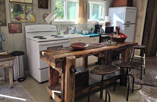 St. Johns Apartamento | Charming studio on 16 acres in lovely Little Switzerland, king bed & jacuzzi tub