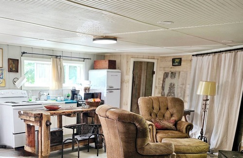 St. Johns Apartamento | Charming studio on 16 acres in lovely Little Switzerland, king bed & jacuzzi tub