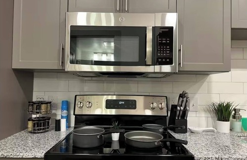 Sherman Apartamento | Charming studio apartment with pool, gym, washer dryer, great location