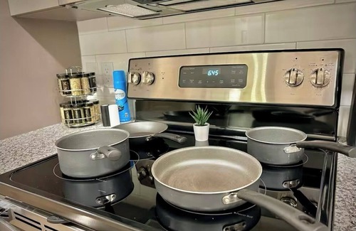 Sherman Apartamento | Charming studio apartment with pool, gym, washer dryer, great location