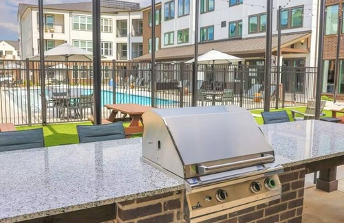 Sherman Apartamento | Charming studio apartment with pool, gym, washer dryer, great location