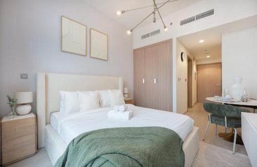Nad Al Sheba Apartamento | Charming Studio Apartment Perfect for 2 in Meydan
