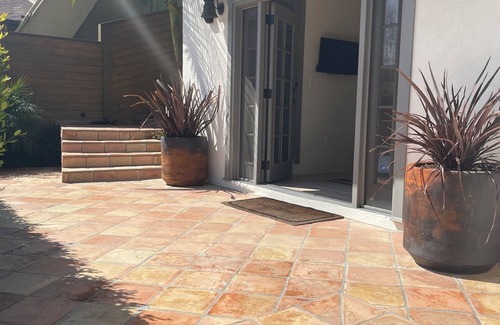 Studio City Apartamento | Charming studio behind gates, in terrific Location.