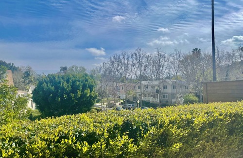 Studio City Apartamento | Charming studio behind gates, in terrific Location.