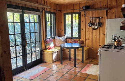 Ojai Cabina | Charming studio cabin with full kitchen in serene downtown Ojai