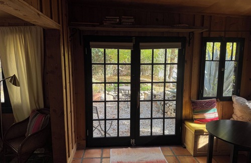 Ojai Cabina | Charming studio cabin with full kitchen in serene downtown Ojai
