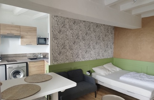 Le Vieil-Bauge Apartamento | Charming studio at the foot of the twisted bell tower