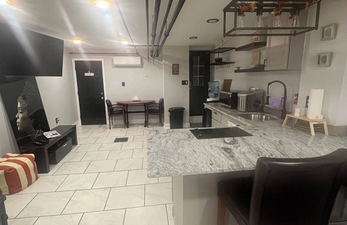 West Philadelphia Apartamento | Charming studio, great location parking & mini-split central air system.