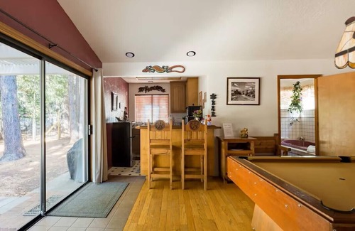 Grizzly Flats Apartamento | Charming studio in quaint Grizzly Flats with WiFi, AC, pool table, jetted tub.