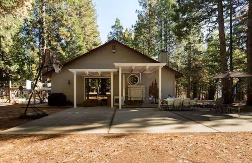 Grizzly Flats Apartamento | Charming studio in quaint Grizzly Flats with WiFi, AC, pool table, jetted tub.