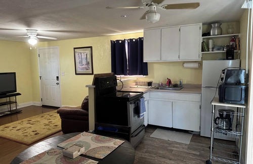 Disston Heights Apartamento | Charming studio in beautiful St. Petersburg with AC