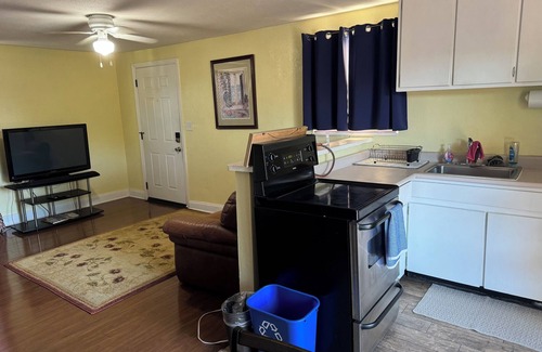 Disston Heights Apartamento | Charming studio in beautiful St. Petersburg with AC