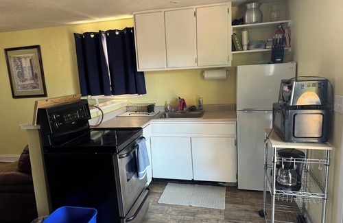 Disston Heights Apartamento | Charming studio in beautiful St. Petersburg with AC