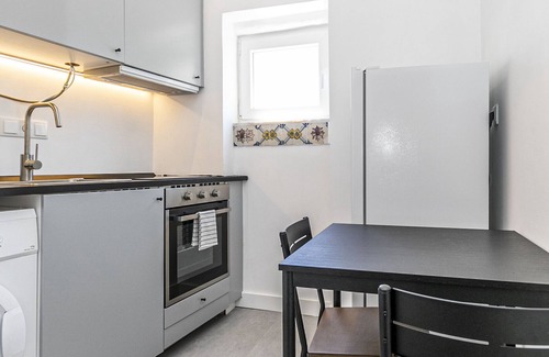 Alfama Apartamento | Charming Studio in Graça Overlooking the Tagus River