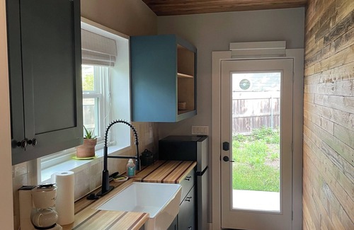 Rio Robles Apartamento | Charming studio in marvelous Austin with WiFi, TV, pickleball and lake access