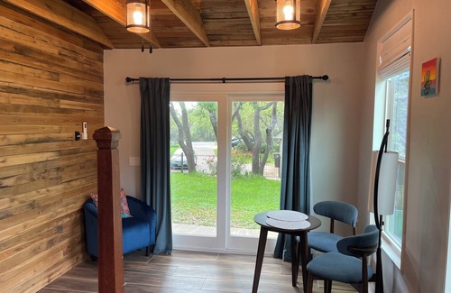 Rio Robles Apartamento | Charming studio in marvelous Austin with WiFi, TV, pickleball and lake access