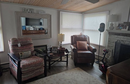 Dover Casa | Charming studio in peaceful Dover with AC, WiFi, pool, hot tub