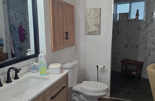 Dover Casa | Charming studio in peaceful Dover with AC, WiFi, pool, hot tub