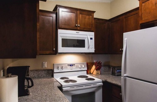 Lake Jackson Apartamento | Charming Studio near Surfside, washer/dryer, game room, gym, grills, onsite bar