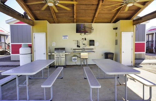 Lake Jackson Apartamento | Charming Studio near Surfside, washer/dryer, game room, gym, grills, onsite bar
