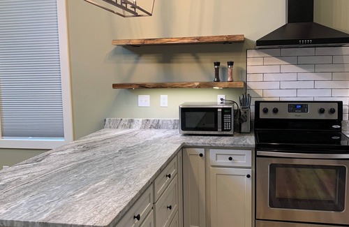 Hendersonville Apartamento | Charming studio in beautiful Hendersonville with AC, WiFi, hot tub & gated