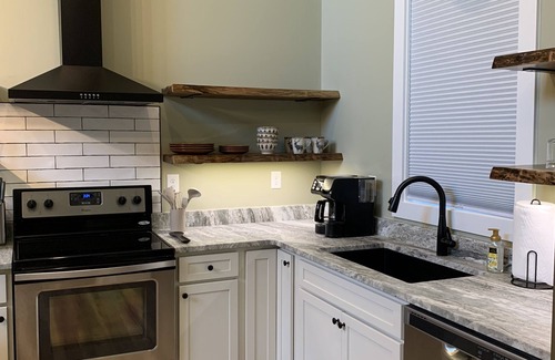 Hendersonville Apartamento | Charming studio in beautiful Hendersonville with AC, WiFi, hot tub & gated